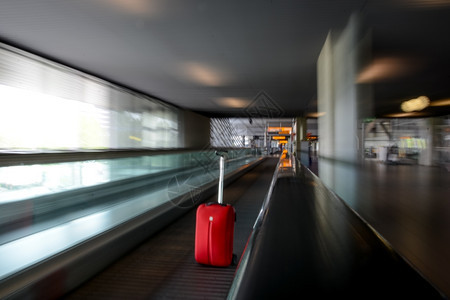 机场带有红色电车的模糊移动扶梯里面运输城市的图片