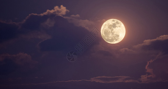 安详夜空中满月和云彩领域抽象的图片