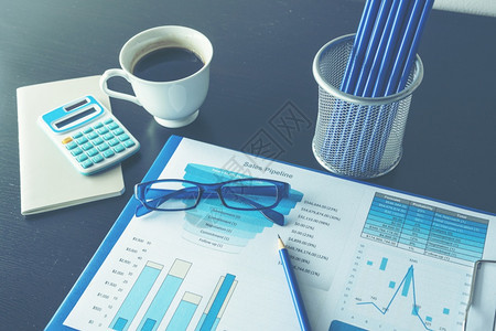 投资办公室带有电子表格文档的Excel图表显示信息金融启动概念财务规划使会计数据库报告图表和纸与文具成套商务材料放在屏幕上的图纸图片