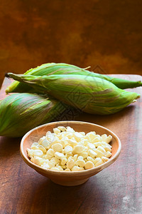 用过的白玉米内核称为Choclo西班牙以秘鲁或Cuzco英语制作通常在秘鲁和玻利维亚发现并用于传统菜盘中用自然光拍制选择焦点聚三图片