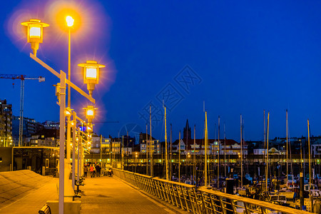 码头旅行比利时的夜间在白登堡港的灯柱上照明Belgium热闹的城市晚上建筑图片