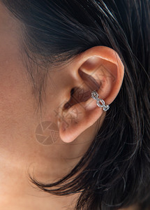 头发耳朵青年妇女戴漂亮银耳环的详情女饰品专注杰出的图片