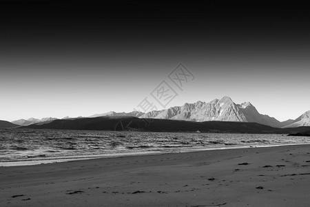 白色的富有游客黑白挪威海岸山脉地貌背景hd挪威黑白海滨山区地貌背景bnhd图片