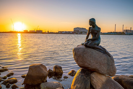 哥本哈根美人鱼运河阳光高清图片