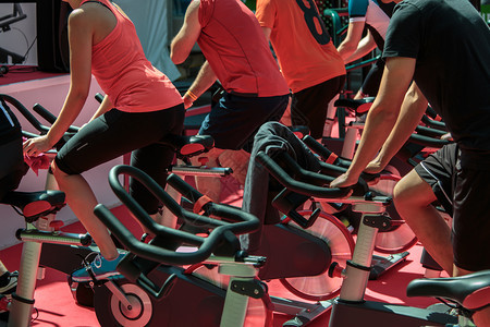 Gym与回旋车一起健身的男女儿童群体年轻的身循环图片