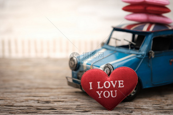 复古的甜快乐红色枕头心脏形状和木背景的汽车玩具用空间写情人概念文调AF点选择图片