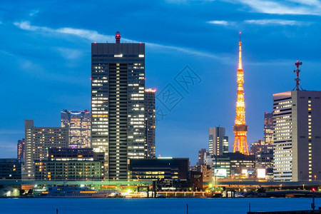 夜晚暮商业日本的东京塔台和城市风景高楼大在日本黄昏图片