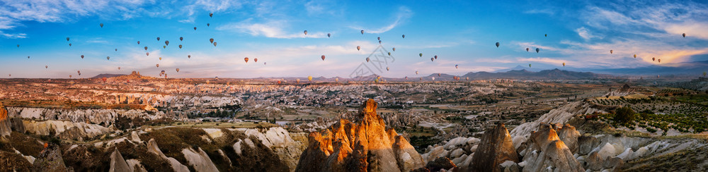 飞自然卡帕多西亚热带天空中的爱谷土耳其洛戈斯和商标在卡帕多西亚的爱谷上天空中的气球将除去冒险图片