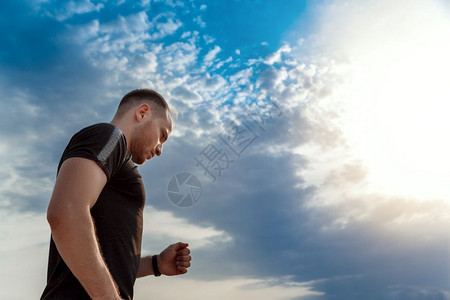 慢跑者一个穿黑色T恤和短裤的白人年轻日落时跑来的肖像运动服合身图片