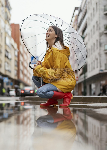 商人业妇女有雨伞站立的边风景绅士图片