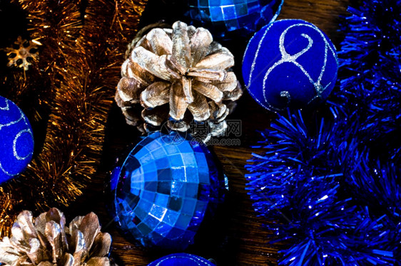在木板上的圣诞装饰品概念充满色彩的圣诞球假期冬天分支图片