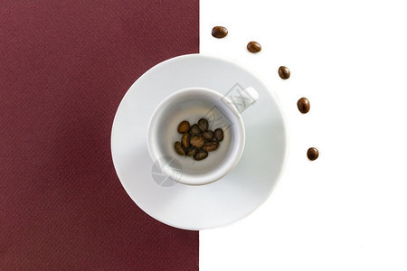 最顶端捕捉的咖啡杯豆以棕色和白背景休息一种黑暗的图片