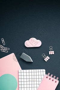 社会的女粉色彩物体设计办公室用品在黑背景模板上复制空间供博客社交媒体使用c于制作和图片