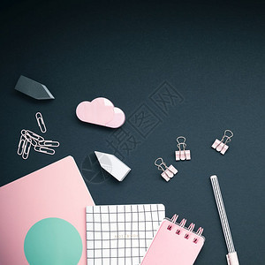 配饰粉色彩物体设计办公室用品在黑背景模板上复制空间供博客社交媒体使用c于制作和时髦的工区图片