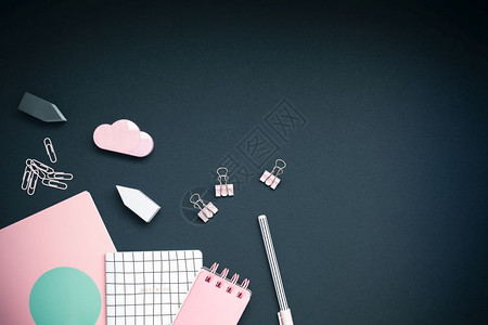 女孩粉色彩物体设计办公室用品在黑背景模板上复制空间供博客社交媒体使用c于制作和生活博主图片