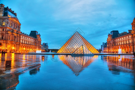 拥有2016年月4日法国巴黎卢浮宫金字塔LouvrePyramid是198年完成的卢浮宫博物馆主要入口现已成为巴黎的一个里程碑池图片