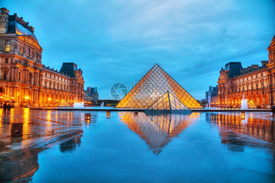 拥有2016年月4日法国巴黎卢浮宫金字塔LouvrePyramid是198年完成的卢浮宫博物馆主要入口现已成为巴黎的一个里程碑池图片