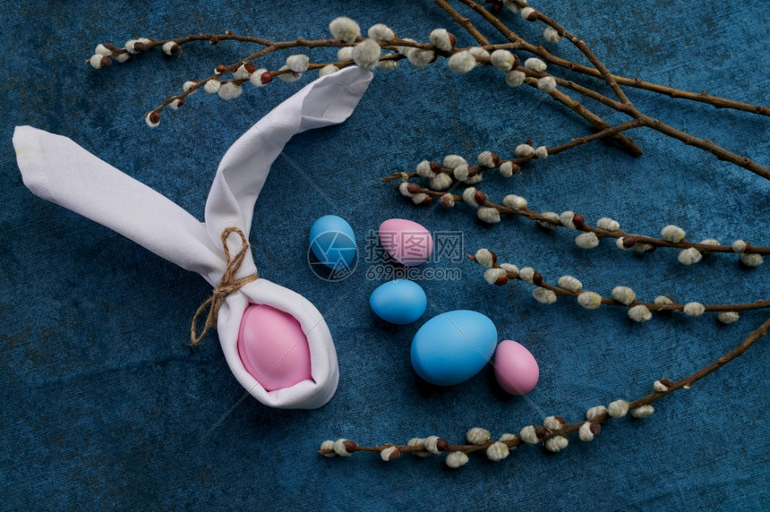 颜色蓝布背景的柳木枝和东鸡蛋春树开花和香食庆祝节日的新花卉装饰活动符号红柳枝和东鸡蛋春天传统图片