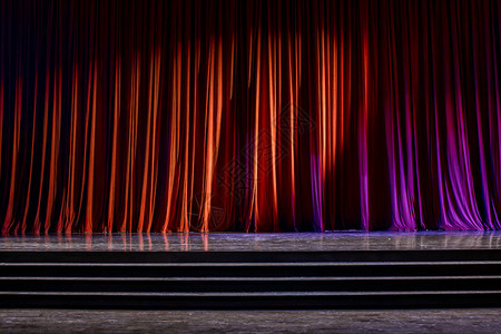 正面抽象的入口红窗帘和舞台礼在剧院里有梯子灯光多彩图片