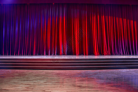红窗帘和舞台礼在剧院里有梯子灯光多彩戏剧音乐会地面图片