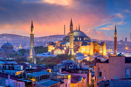 君士坦丁堡历史旅游在土耳其伊斯坦布尔的HagiaSophia美景从日落时的顶端观光图片