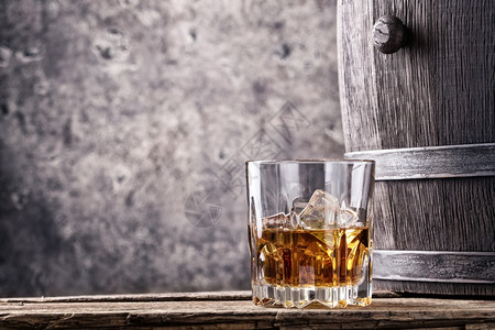 木制的颜色运动玻璃杯和酒缸木制桌上有旧威士忌玻璃杯和老威士忌图片