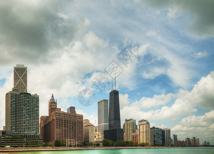 旅行云景芝加哥市中心与约翰汉考克中心在阳光明媚的一天城市图片
