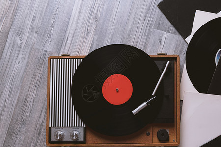 灰色木制桌顶视图和复制空间上具有乙烯唱片的VintageTturtable木制的潮人七十年代图片