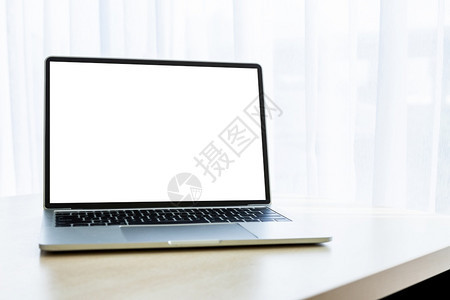 空白的商业网络在办公室背景工作业务概念中用白色空屏幕在窗户内木制桌子部的门面上装笔记本电脑图片