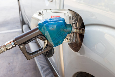 青铜活力制汽车燃料箱中的蓝色气泵喷嘴图片