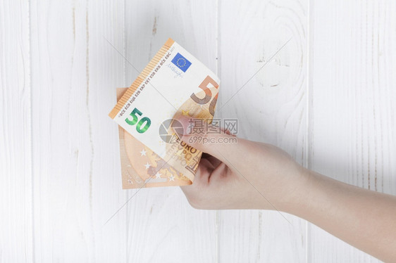 投资象征持有手欧元钞票绿色图片