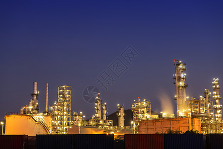 夜间炼油业与城市的燃料制造商抽烟库存囱图片