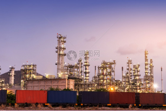 生态工业的污染夜间炼油业与城市的燃料制造商图片