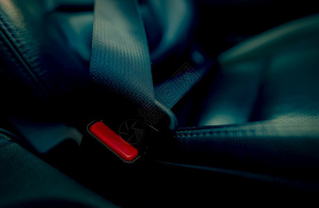 乘客带红色按钮的汽车安全带系好确保和障护生命免受车祸系好黑色安全带确保系好带itrsquos法律安全的公路旅行危险司机图片