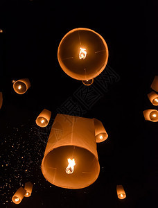 橙漂浮的佛教徒在泰国清迈举行的Lanna佛教传统仪式漂浮灯或Yeepeng仪式图片