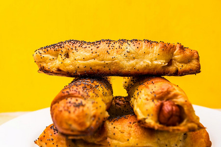 轧制烹饪毯子紧贴的香肠烤熟了在面团里洒满盐和籽香肠卷美味自制糕点图片