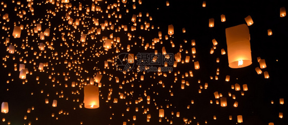 在泰国清迈举行的Lanna佛教传统仪式漂浮灯或Yeepeng仪式亚洲人蜡烛火图片