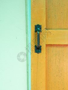 在乡下房子的木门上以经典风格的布拉斯门把手建筑学墙财产图片