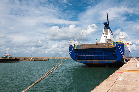 生锈的船Stern和绳子被捆绑在港口的Bollard海岸航的图片