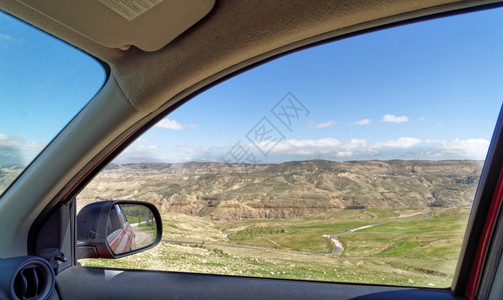门从一辆出租汽车的窗口到约旦中东部Dana生物圈保留地边缘达纳生物圈保护区镜子里面图片