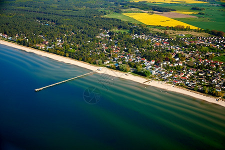卢布明海滨度假胜地空中观察GreifswalderBodden有一个码头水资源旅行图片