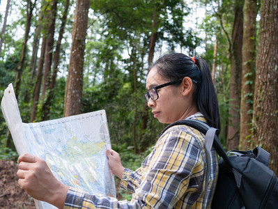 年轻女旅行者带和背包在夏季度假日自然足迹室外放松的野露天行人生活亚洲森林图片