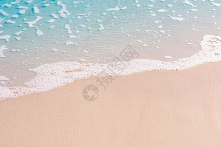 在泰国热带海滩上沙和与蓝水泡沫波相伴旅游场景最佳图片
