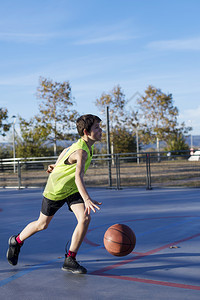 娱乐积极的男生在户外法庭打篮球的青少年图片