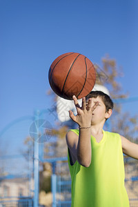 在户外法庭打篮球的青少年运动型扔图片
