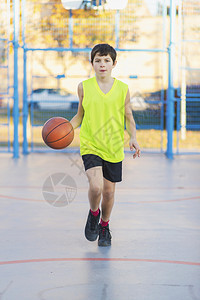 年轻的目标篮子在户外法庭打篮球的青少年图片