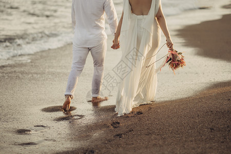 新娘新郎在沙滩上行走图片