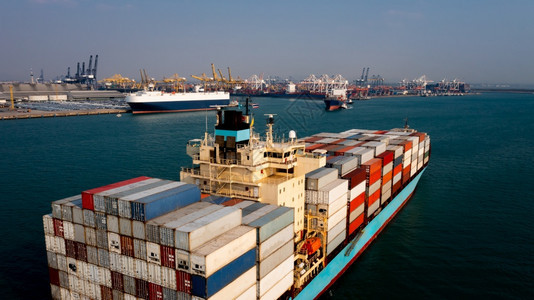 国际的行业模式鸟瞰集装箱货船大型载商业集装箱在进出口业务商物流和国际集装箱船航运港口背景下的输图片