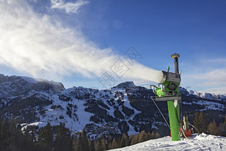 冬季的雪山山顶图片