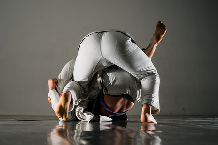 示范巴西JitsuJudoBJJ战斗训练两名身穿白齐武术制服的运动员训练他们学习如何在Newaza地面作战紧握新瓦萨图片